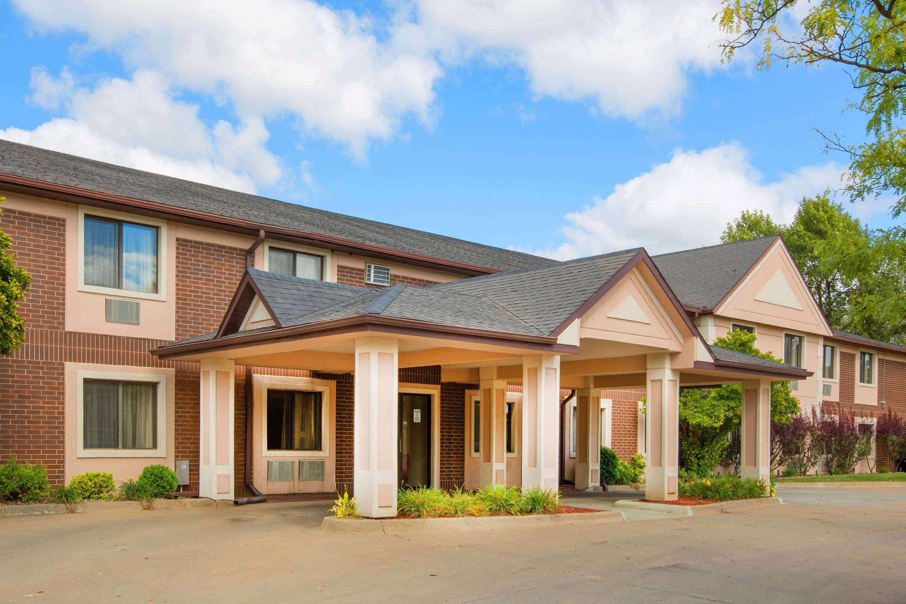 Super 8 By Wyndham Clive Ia Motel Exterior photo