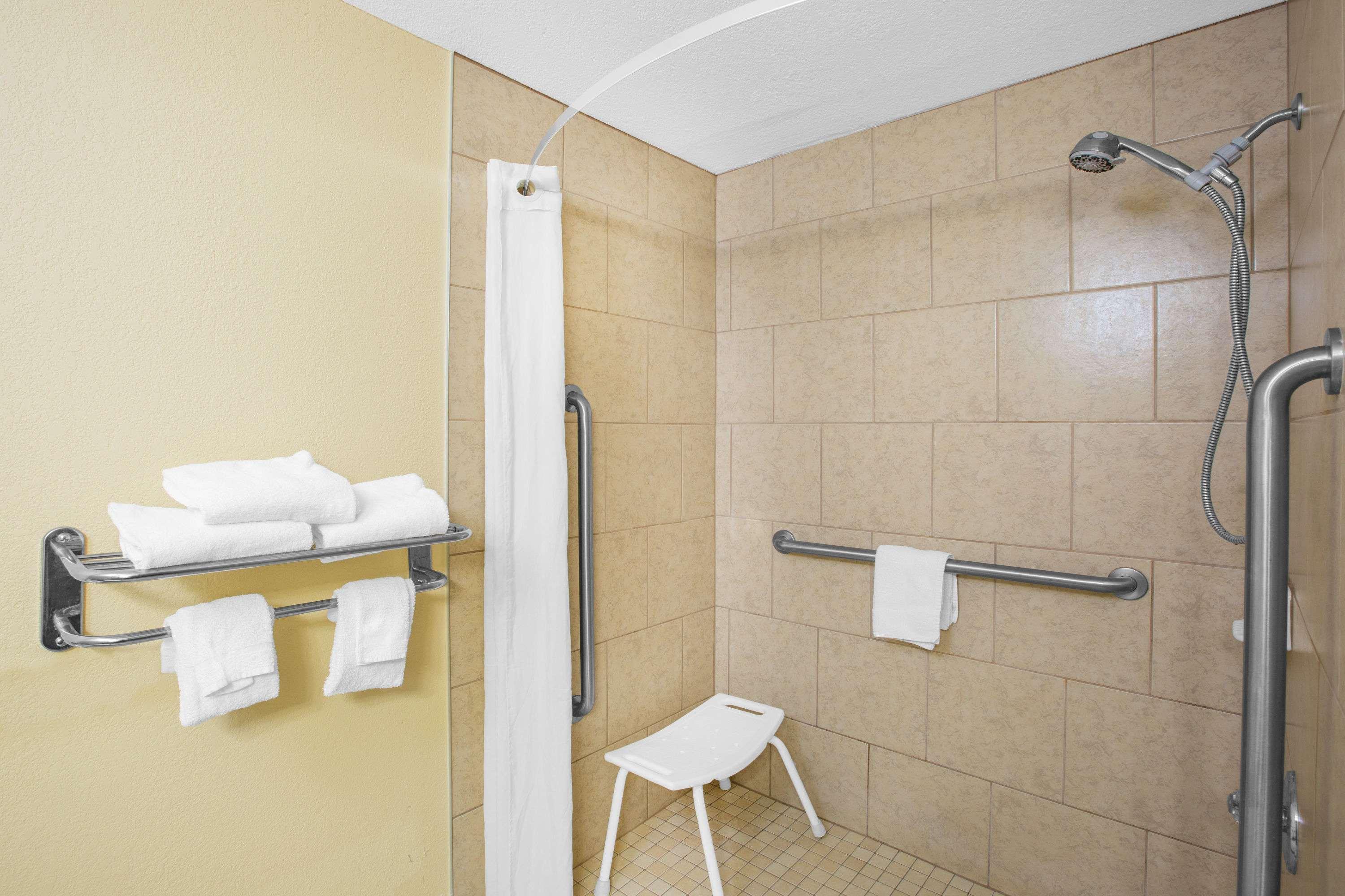 Super 8 By Wyndham Clive Ia Motel Room photo