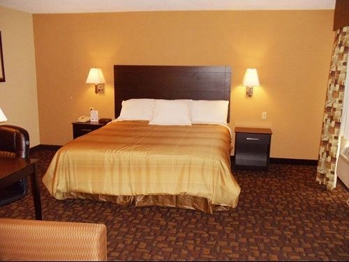 Super 8 By Wyndham Clive Ia Motel Exterior photo